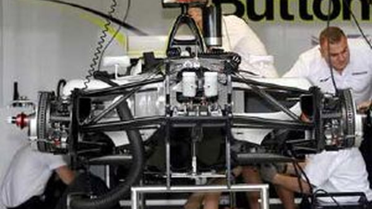 Los mecánicos de Brawn GP revisan un coche en el garaje en el circuito de Albert Park, en Australia. Foto: EFE