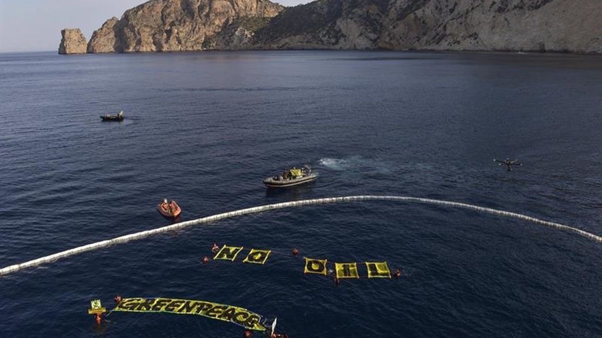 Greenpeace despliega una barrera antivertidos ante las costas de Ibiza