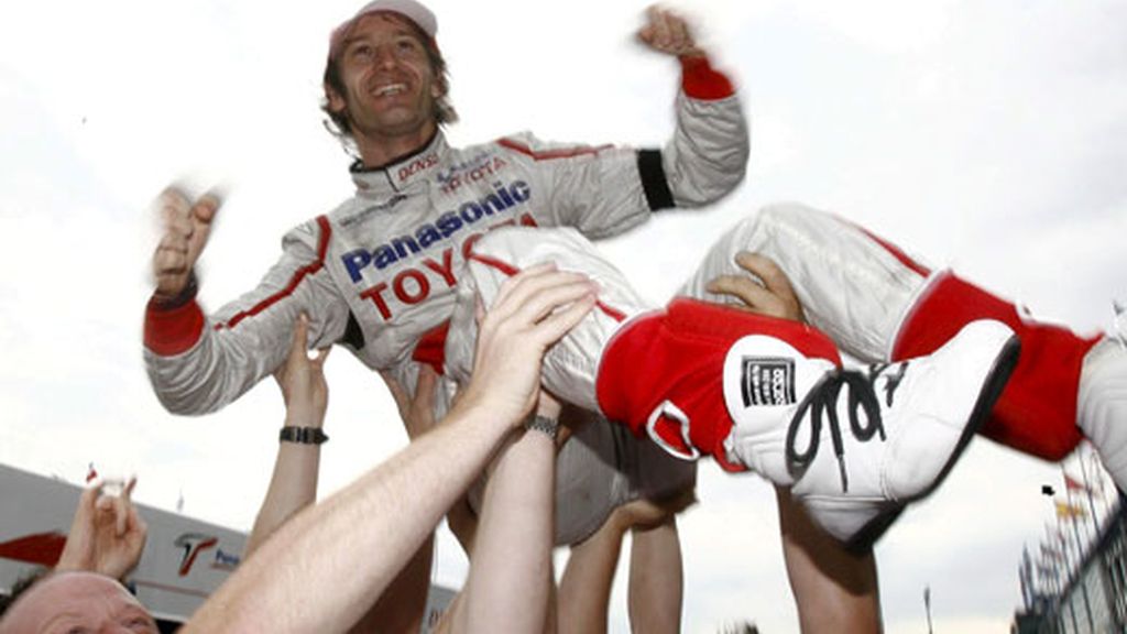 Trulli celebra su tercera posición con sus compañeros de equipo