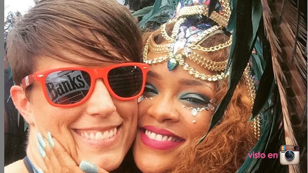 'Diamonds', plumas, salsa y piel: Rihanna se viene arriba en las fiestas de su pueblo
