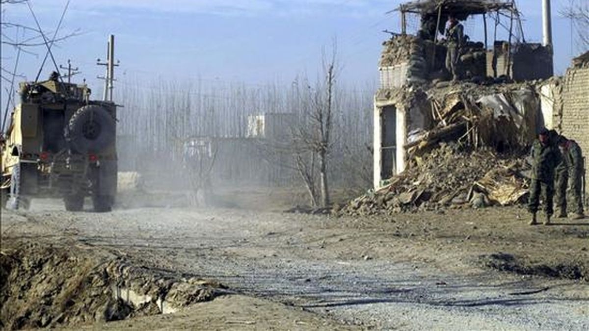 Soldados estadounidenses inspeccionan el lugar donde se produjo ayer un atentado suicida en Kunduz (Afganistán). Un terrorista sucida estalló con explosivos un coche robado de la policía cerca de un punto de control militar hiriendo a cinco soldados afganos y nueve civiles. EFE