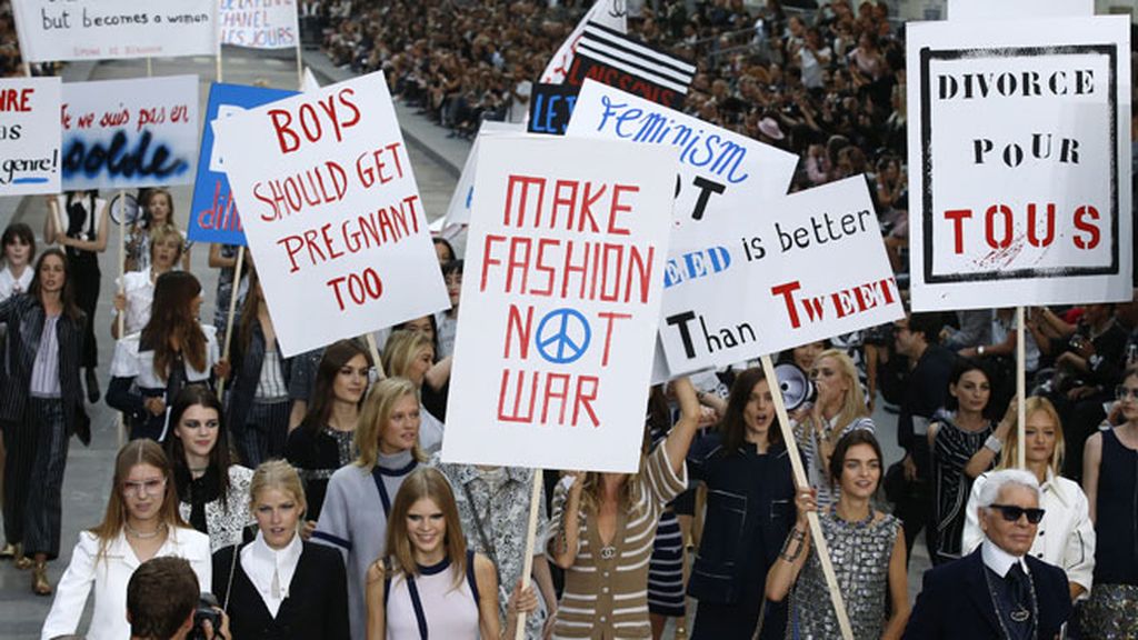 Un desfile por unas reconstruidas calles de París bajo la cúpula del Grand Palais