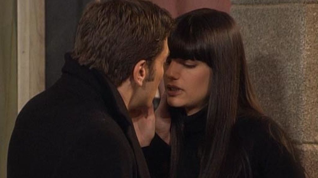 El beso de Rebeca y Eduardo
