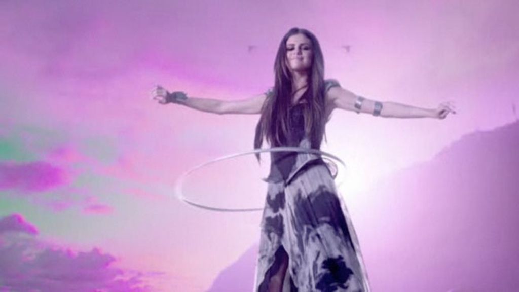 Selena Gomez, del pasado al futuro, en su último videoclip