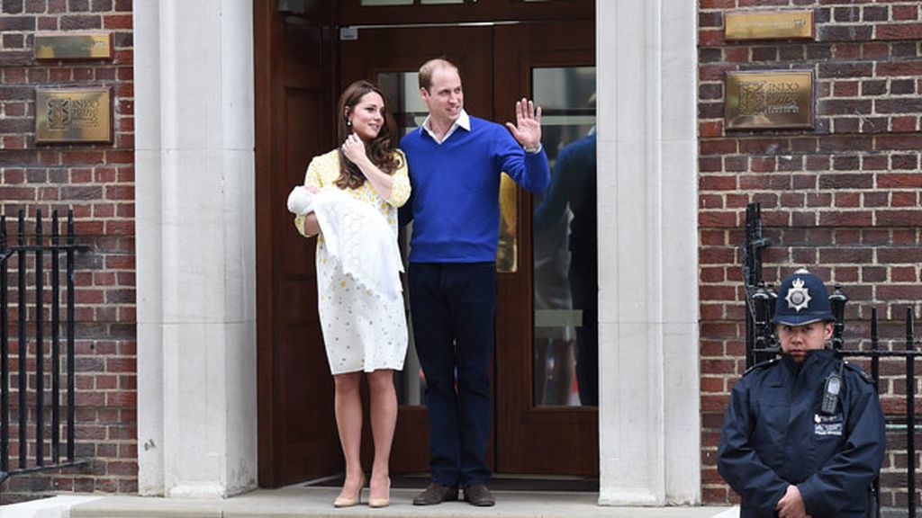 Los duques de Cambridge presentan a su primera hija
