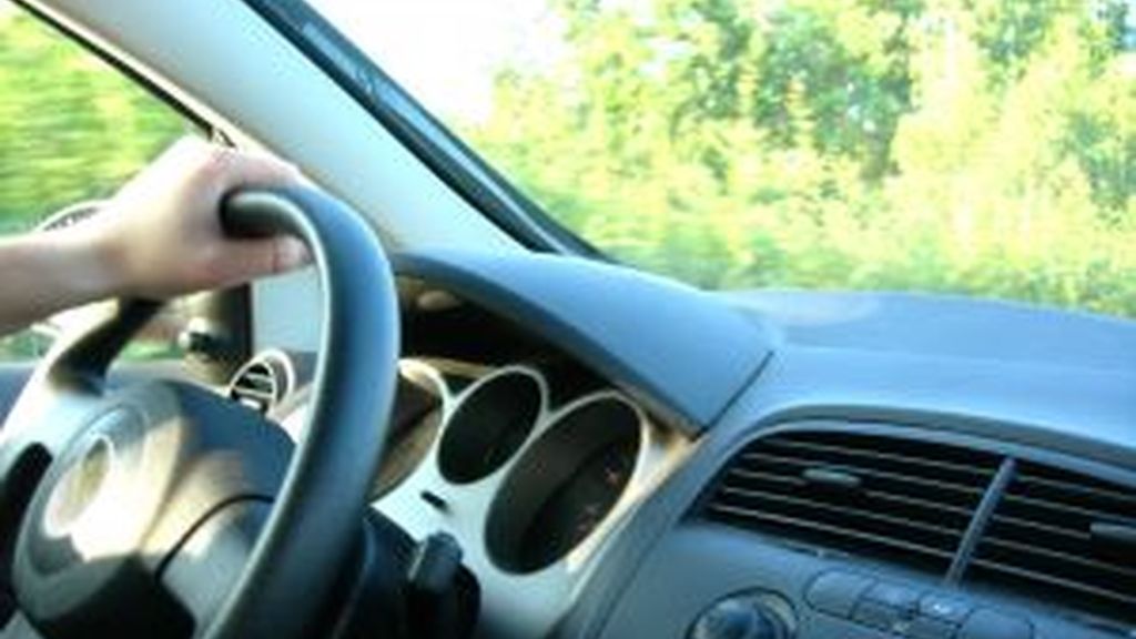 El menor iba al volante de un vehículo de aprendizaje por la vía pública cuando los agentes lo descubrieron.