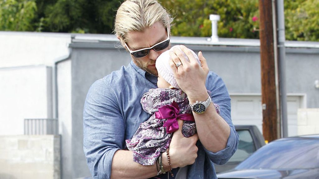 Chris Hemsworth, marido de Elsa Pataki, con su niña