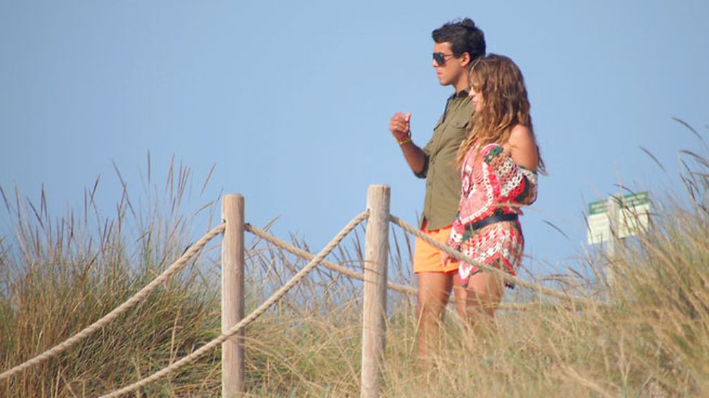 Elena Tablada se deja querer por su novio, Daniel Arigita, en las playas de Formentera