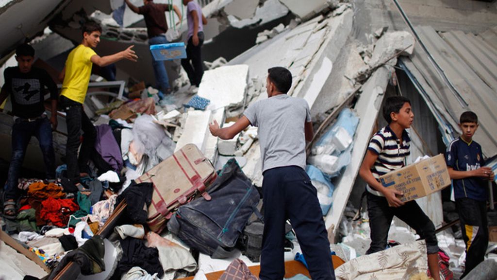 Israel aumenta su ataque por tierra y mar contra Gaza