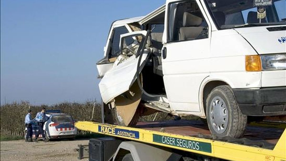 En la imagen, accidente en una carretera de Lleida. EFE/Archivo