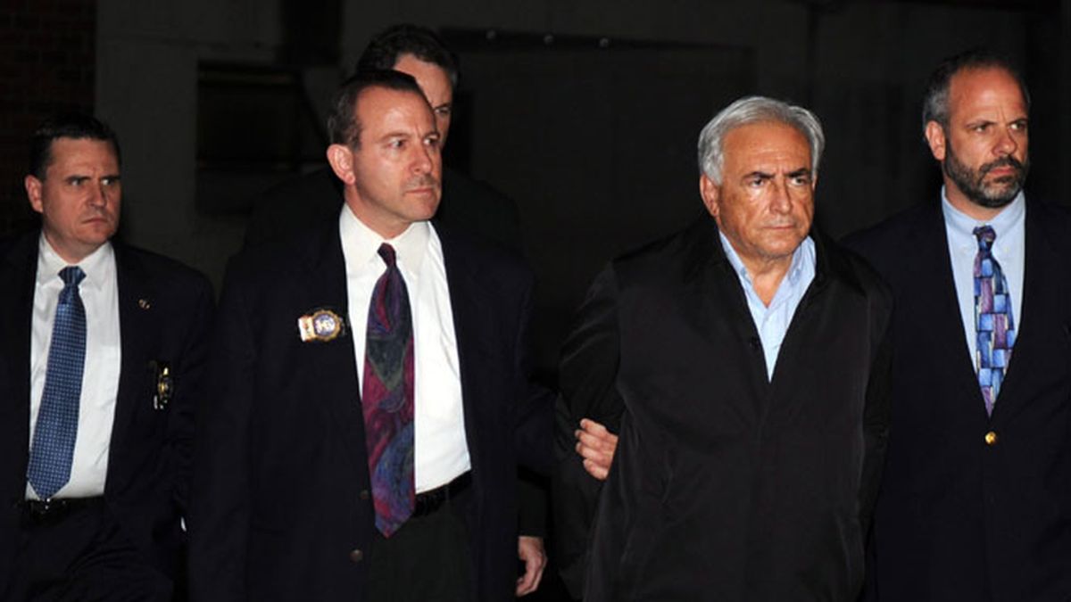 El director gerente del FMI, Dominique Strauss-Kahn, a su salida EL domingo 15 de mayo de 2011, de una estación de la Policía de Nueva York tras ser detenido en el aeropuerto internacional John F. Kennedy.
