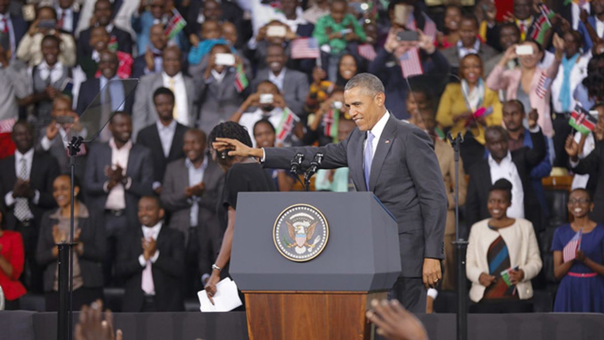 Un "orgulloso" Obama se despide de Kenia ante una multitud
