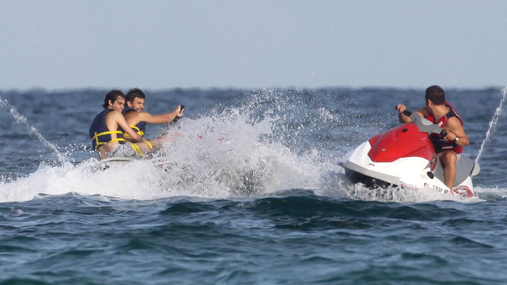 Piqué se divierte en la playa sin Shakira
