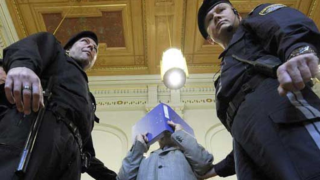 Josef Fritzl oculta su rostro