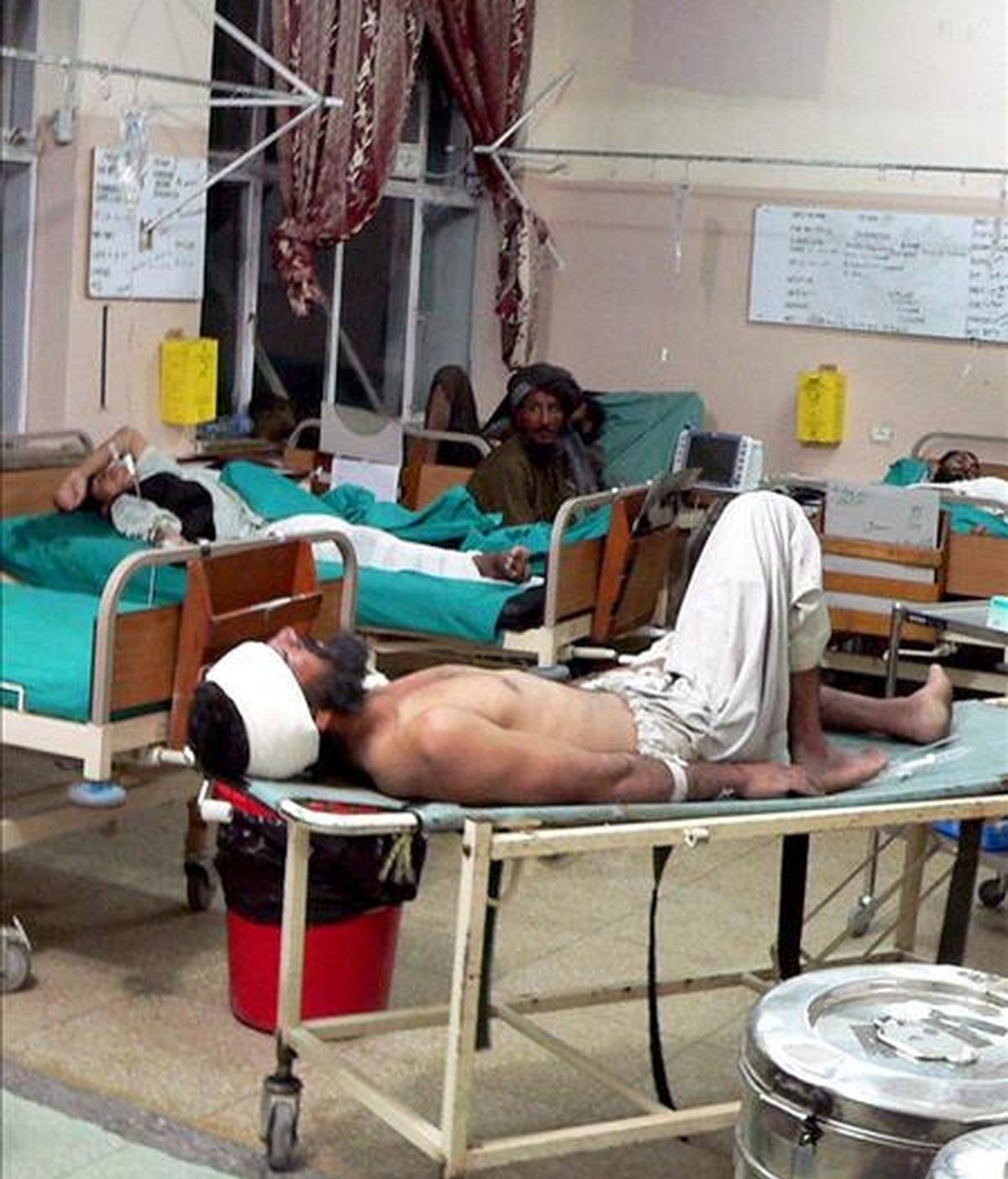 Heridos en un atentado suicida perpetrado en el distrito de Gerishk, situado en la provincia sureña de Helmand (Afganistán), reciben tratamiento en un hospital de Kandahar, el 13 de junio. EFE