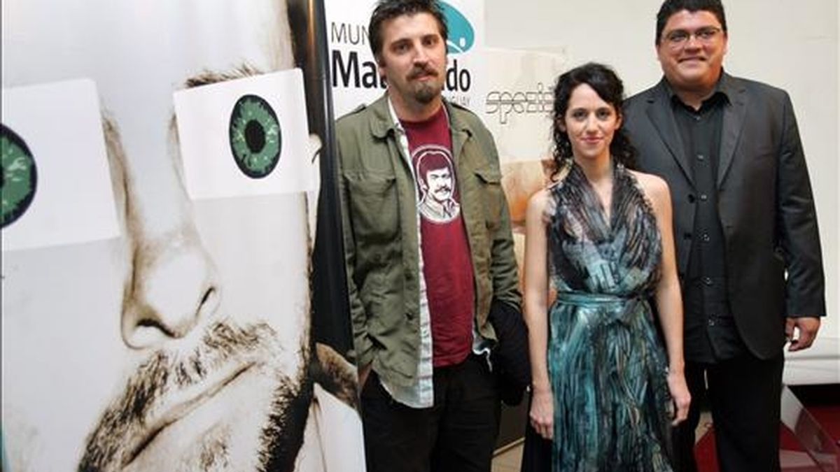 El director de la película "Gigante", Adrián Biniez (i), y sus protagonistas Horacio Camandule (d) y Leonor Svarcas, durante la inauguración del evento que arrancó este sábado en la ciudad balneario de Maldonado (Uruguay). EFE