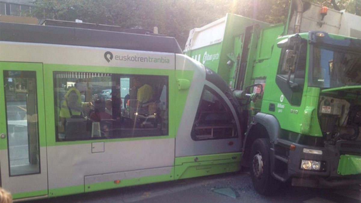 Siete heridos en el choque entre un camión de la basura y el tranvía de Bilbao