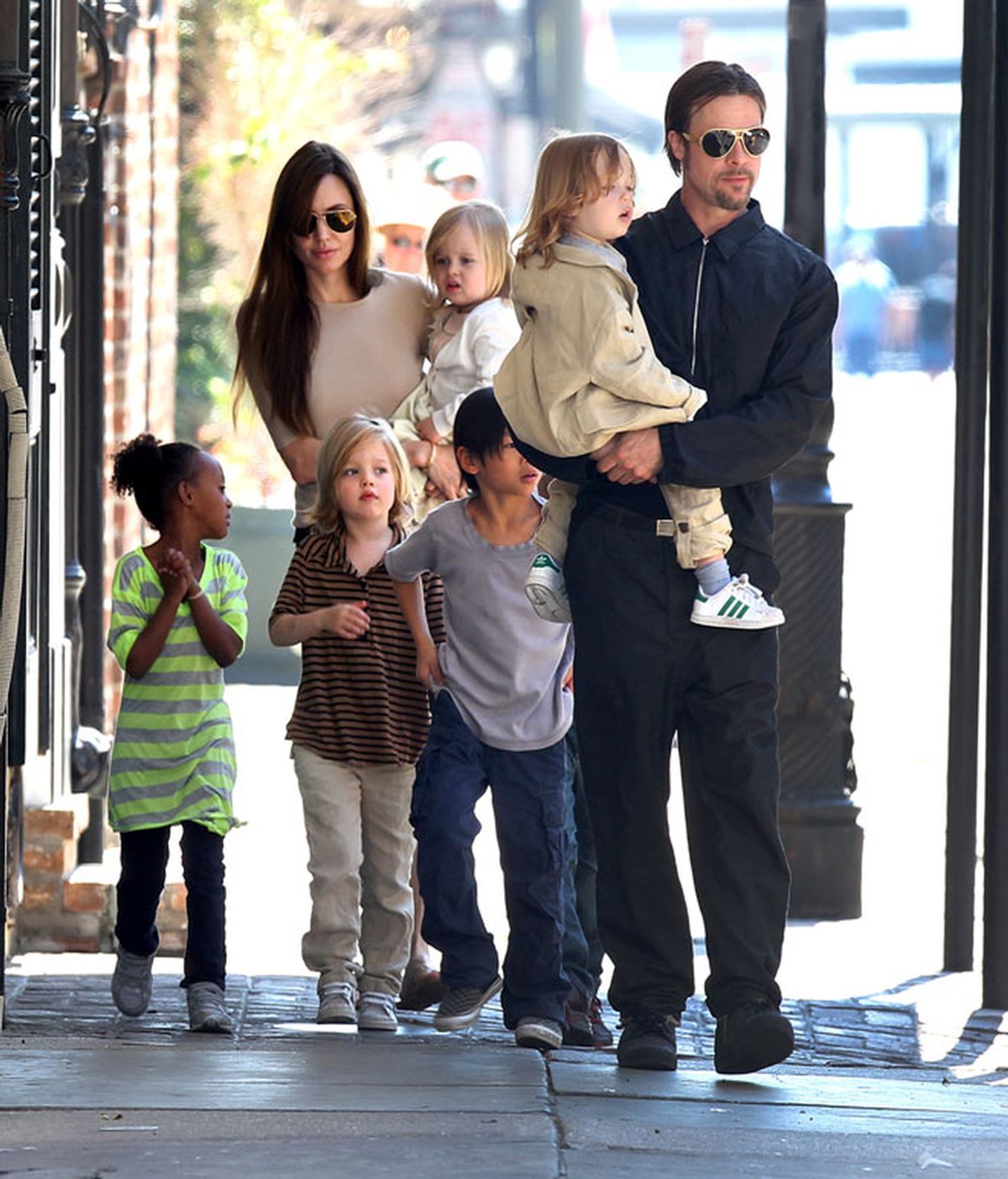 El paseo de Brad Pitt, Angelina Jolie y sus seis hijos por Nueva Orleans
