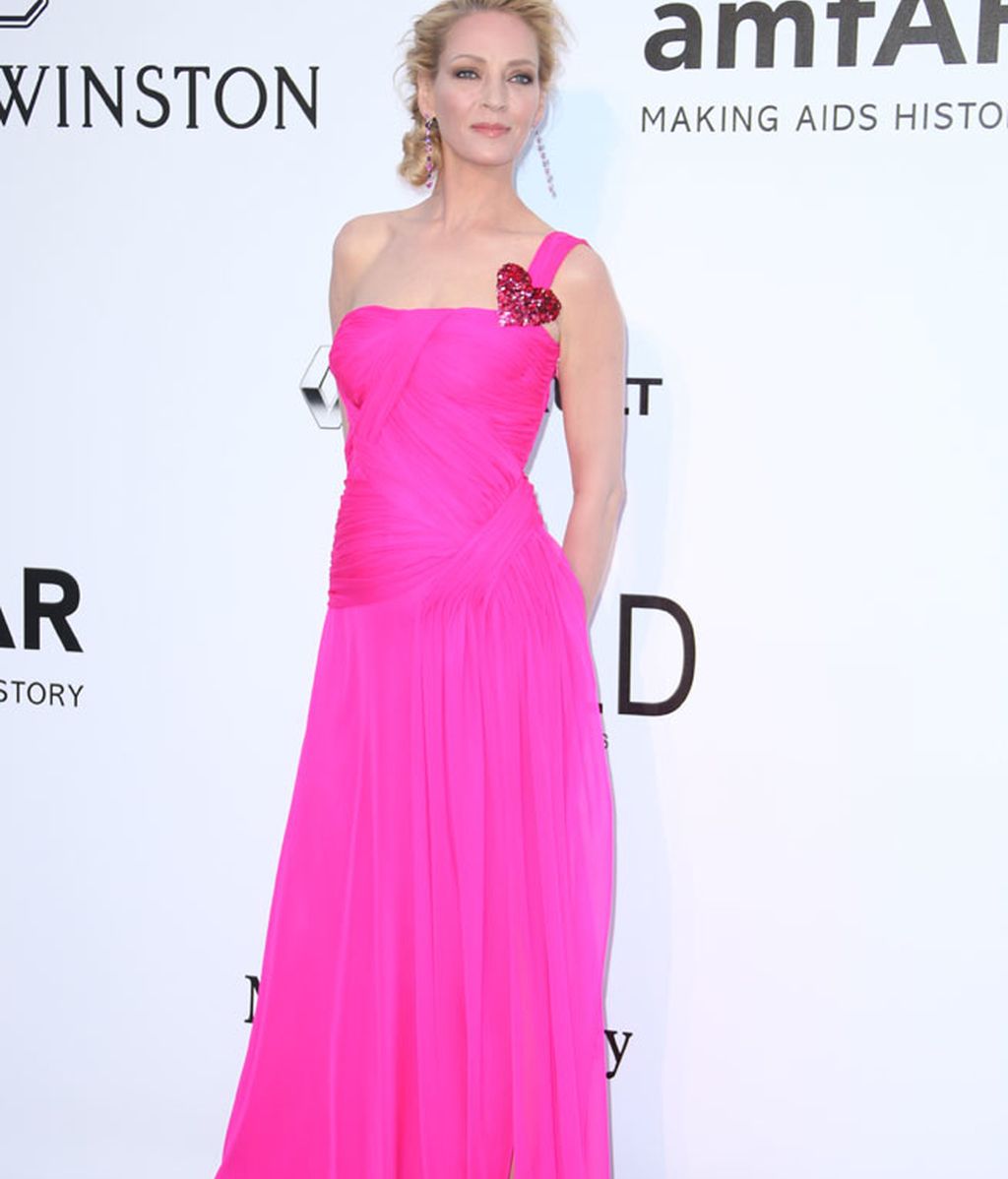 Uma Thurman con vestido fucsia de Schiaparelli Couture