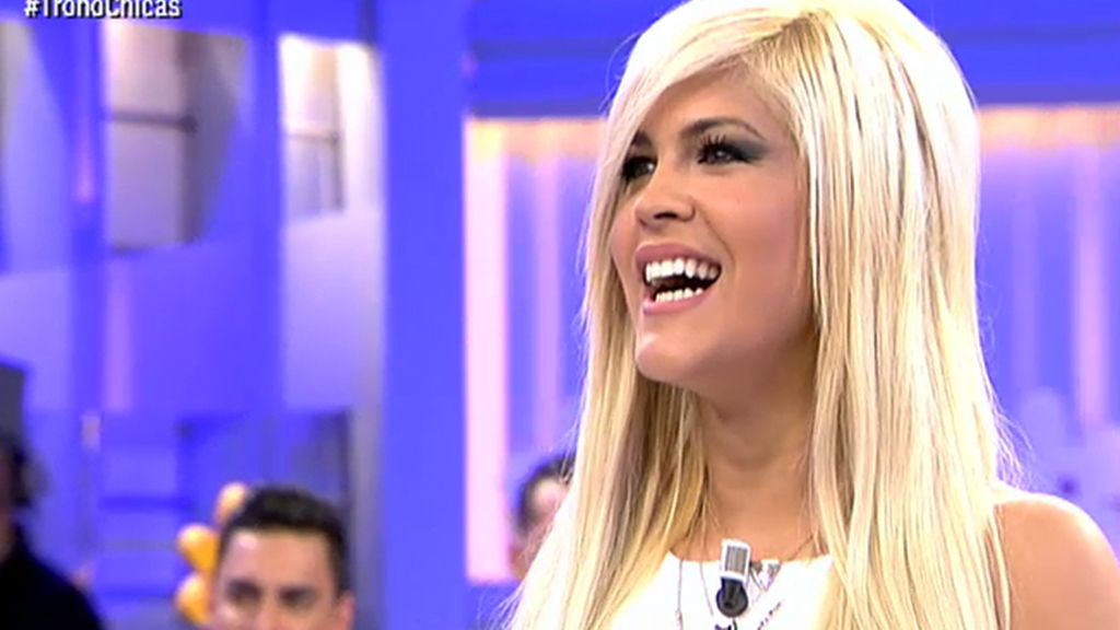 Ylenia, radiante, con un conjunto mini de color blanco