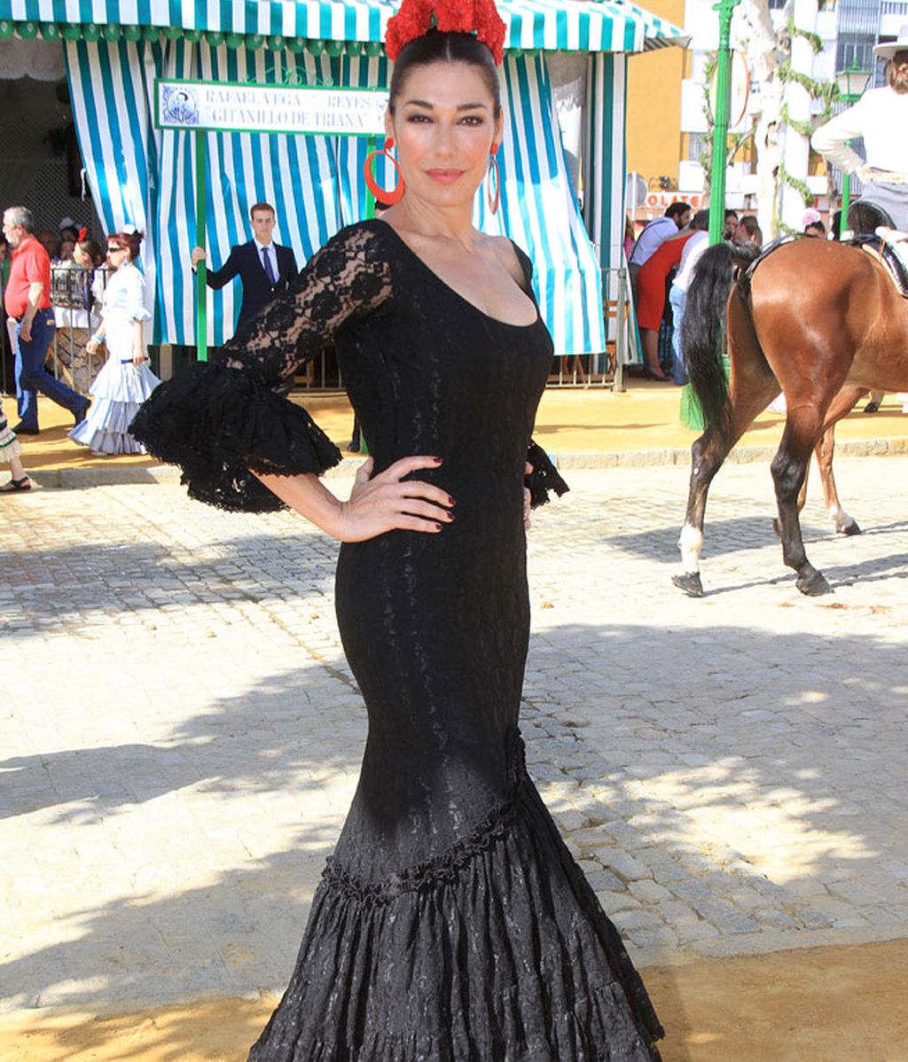 Raquel Revuelta eligió traje negro con flores rojas