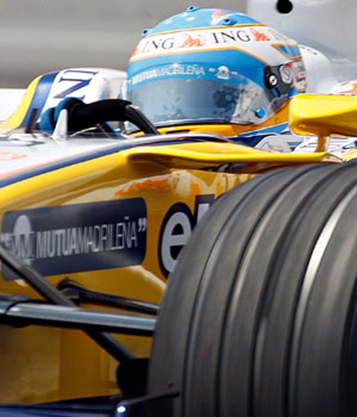 Fernando Alonso, con el R28. Foto: AP