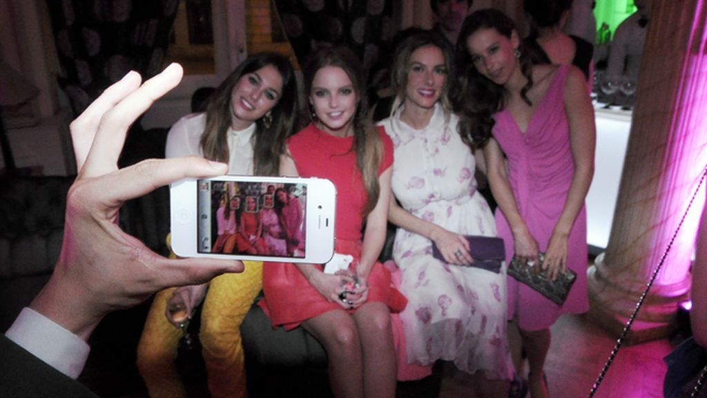 Blanca Suárez y Kira Miró, animado corrillo en la fiesta de Harper´s Baazar