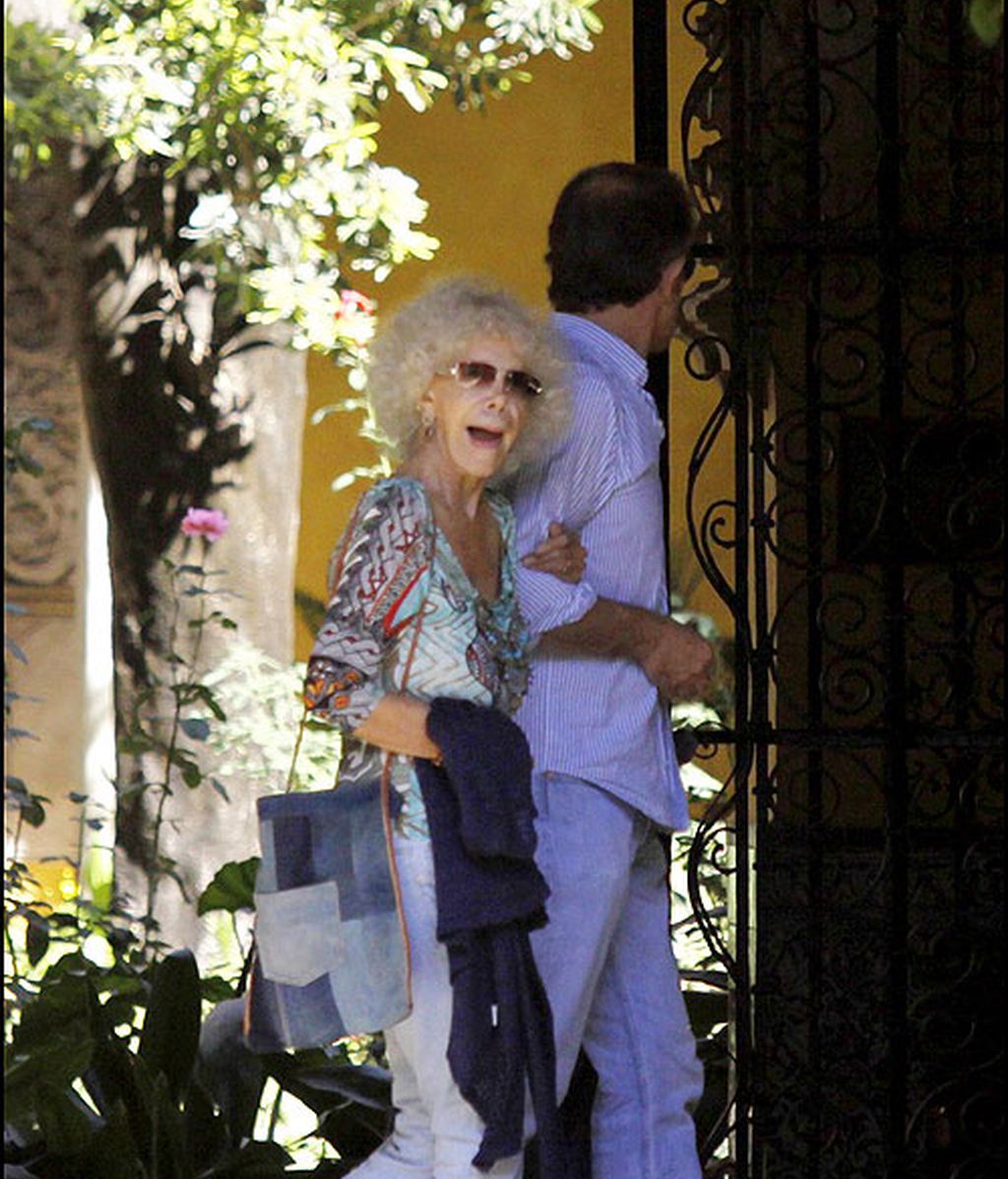 Cayetana de Alba y Alfonso Díez, de su primer baño juntos al anuncio de boda