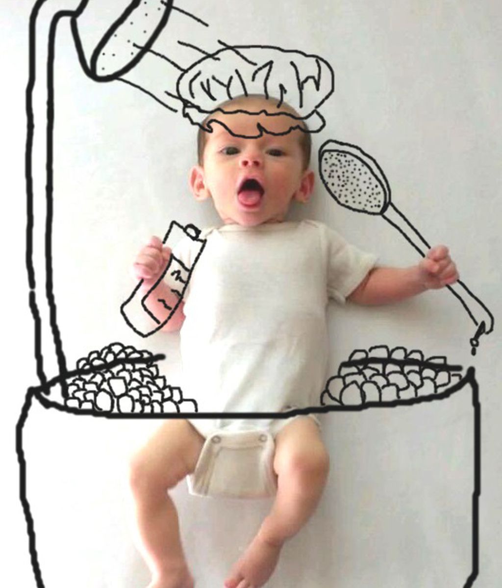 Bebés dibujados con diferentes objetos