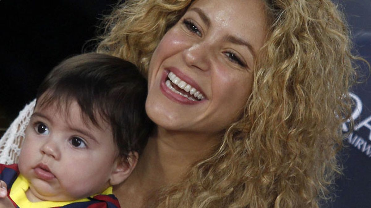 Shakira y Milán viendo jugar a Piqué