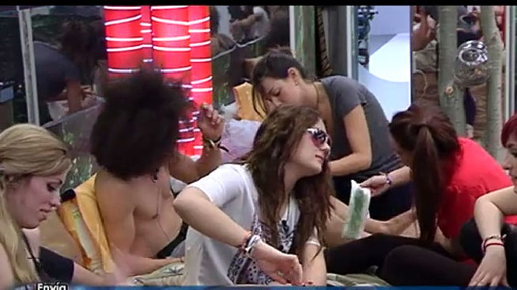 Las chicas disfrutaron de la sesión de depilación