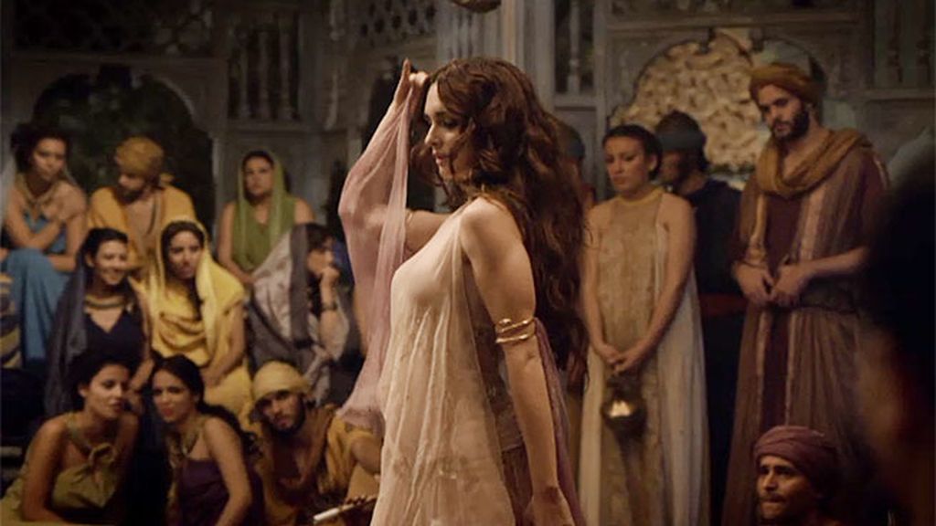 Magdalena llega a palacio tras la lapidación de su madre