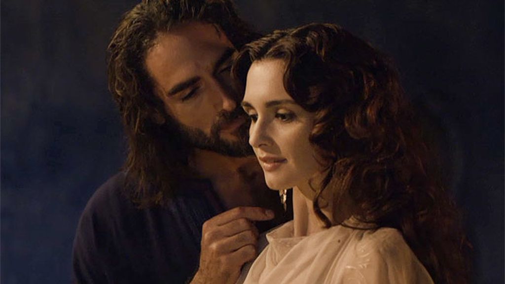 Magdalena llega a palacio tras la lapidación de su madre