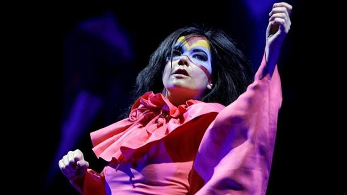 La artista islandesa Björk durante un concierto celebrado en Suiza en 2007. EFE/Archivo