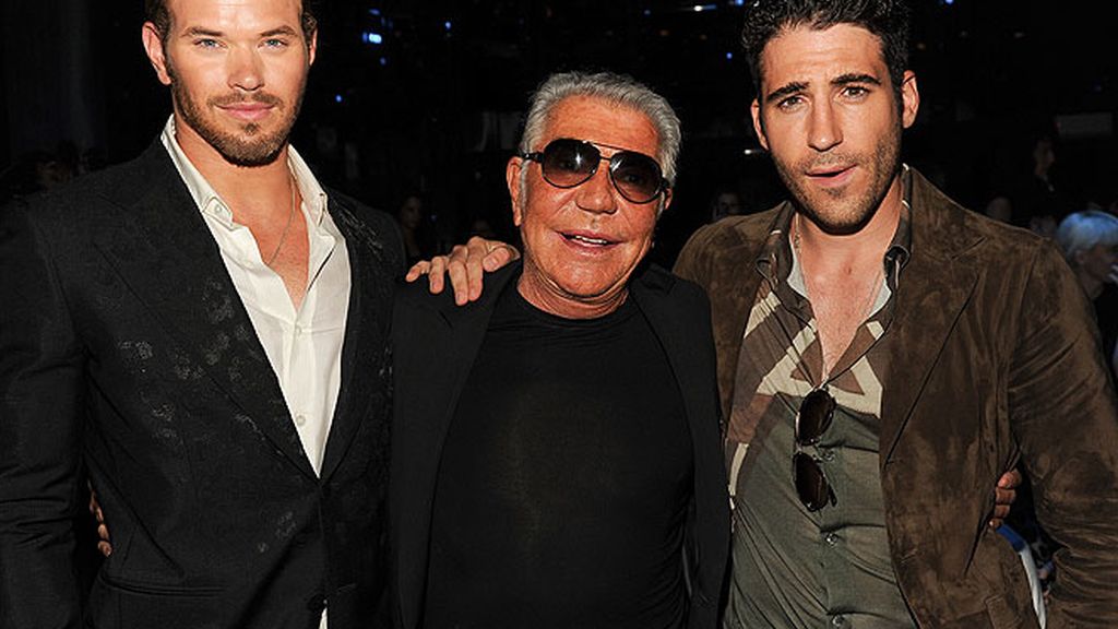 Miguel Ángel Silvestre, adicto a la moda de Milán en el desfile de Roberto Cavalli