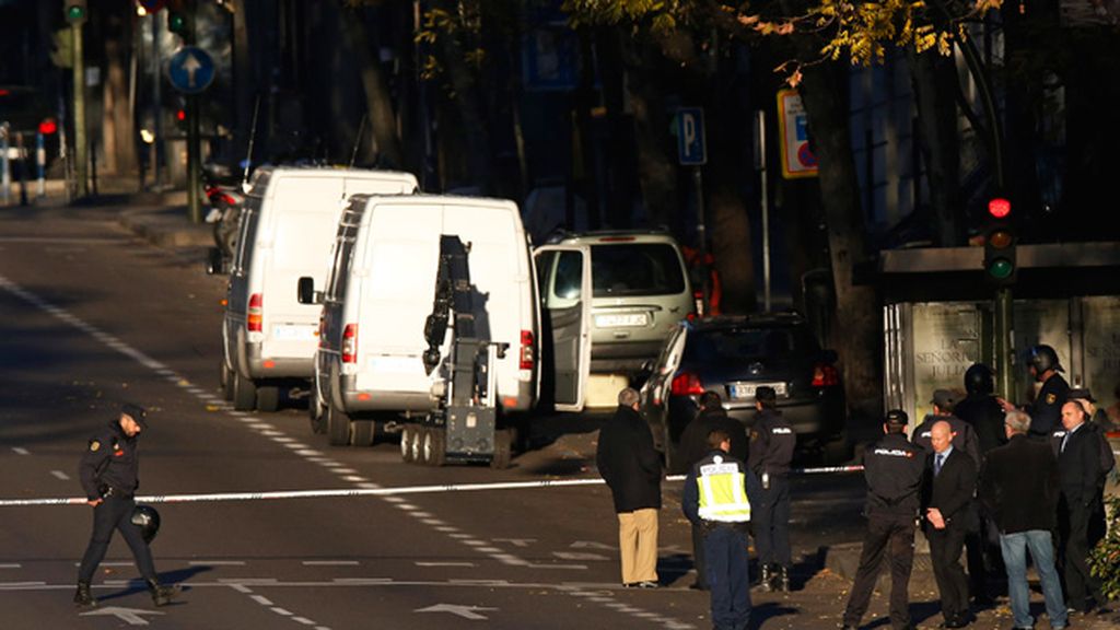 Un hombre estrella su coche contra la entrada principal