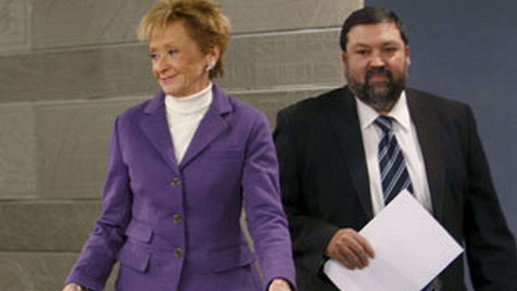 La vicepresidenta del Gobierno, María Teresa Fernández de la Vega, junto al ministro de Justicia, Francisco Caamaño, durante la rueda de prensa tras el Consejo de Ministros. Foto: EFE. La vicepresidenta del Gobierno, María Teresa Fernández de la Vega, junto al ministro de Justicia, Francisco Caamaño, durante la rueda de prensa tras el Consejo de Ministros. Foto: EFE.