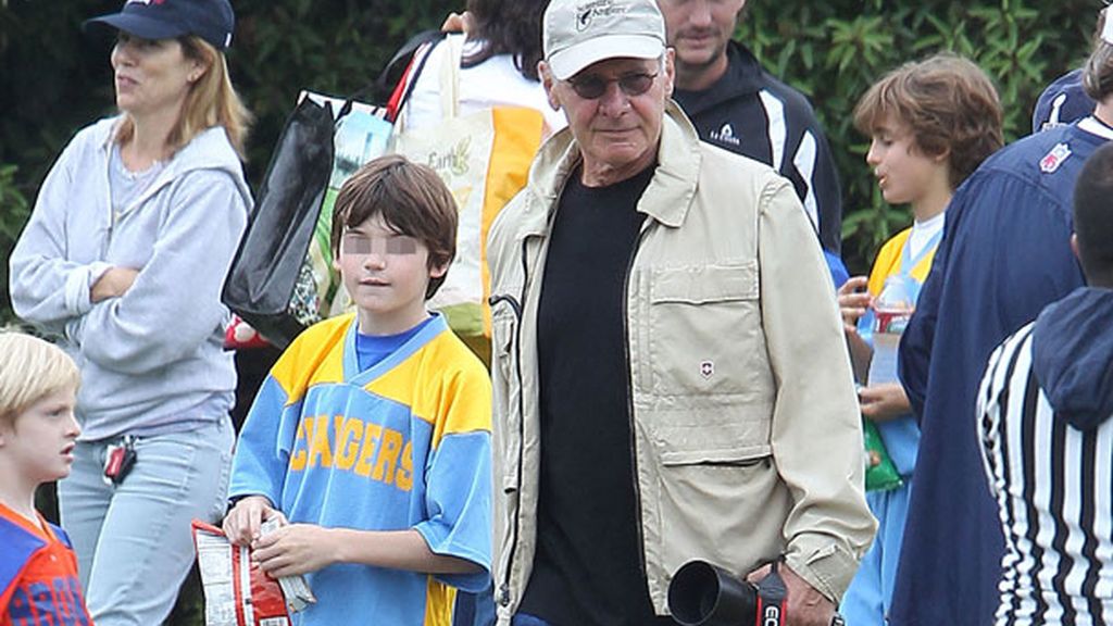 Calista adoptó al pequeño Liam en 2001; la actriz comenzó con Ford en 2004