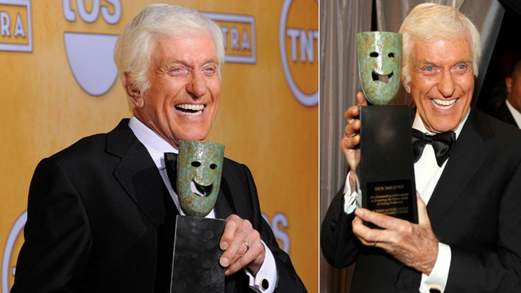 El actor Dick Van Dyke posó orgulloso con el premio a toda su carrera