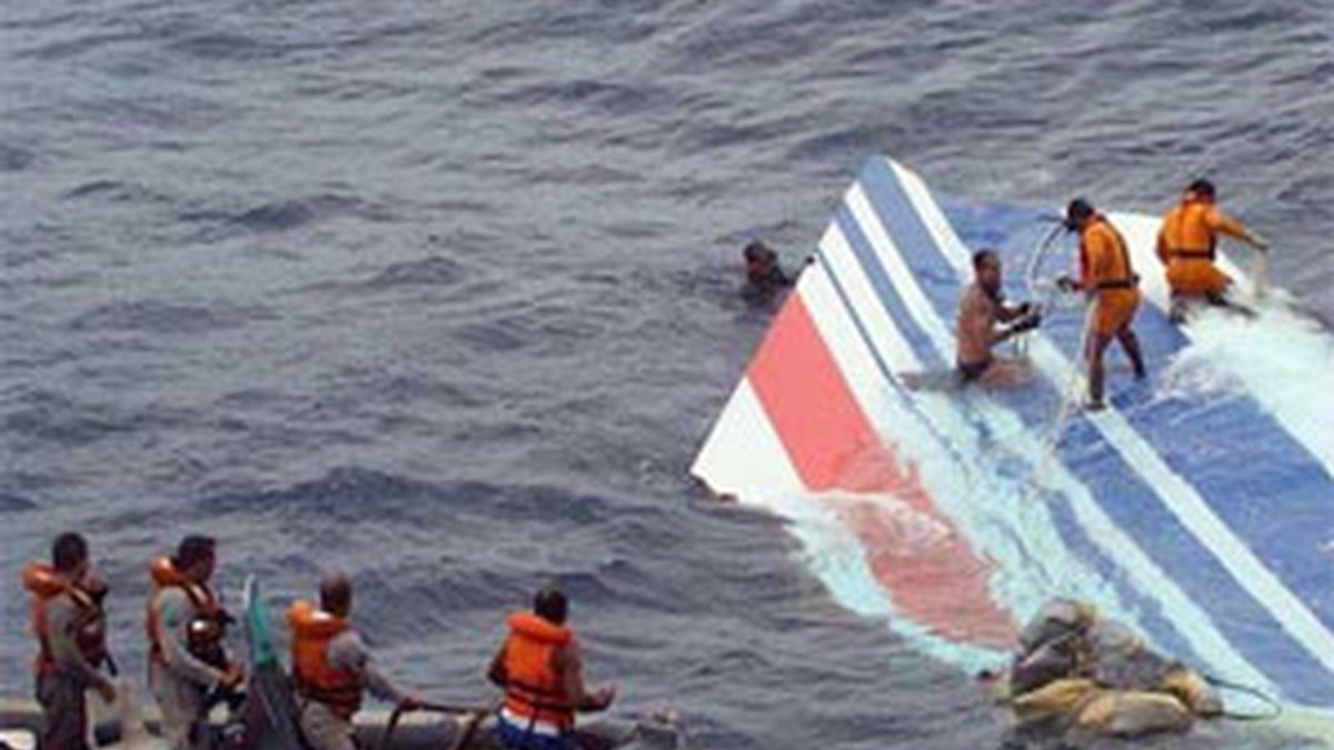 Un grupo de soldados de la Marina rescatando partes del avión Airbus A330-200 de Air France desaparecido en el Océano Atlántico. Foto:EFE