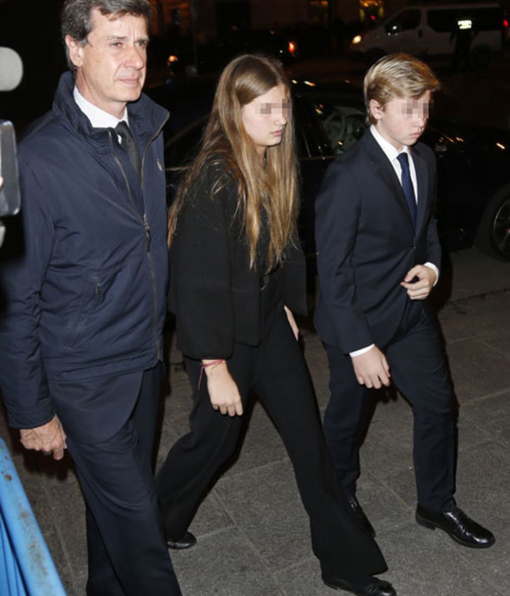 Cayetano Martínez de Irujo junto a sus hijos Luis y Amina