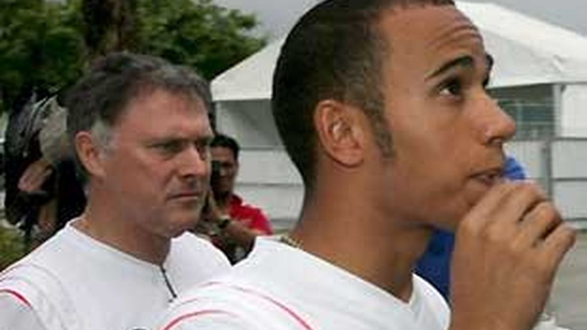 Dave Ryan, en un segundo plano, junto a Lewis Hamilton. FOTO: Archivo.