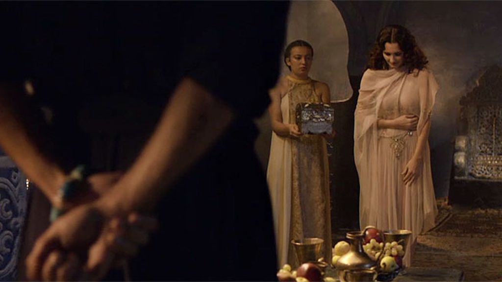 Magdalena llega a palacio tras la lapidación de su madre