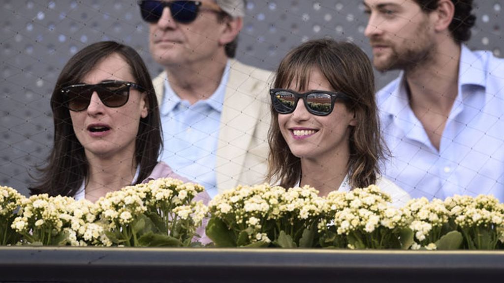Marta Etura con una amiga