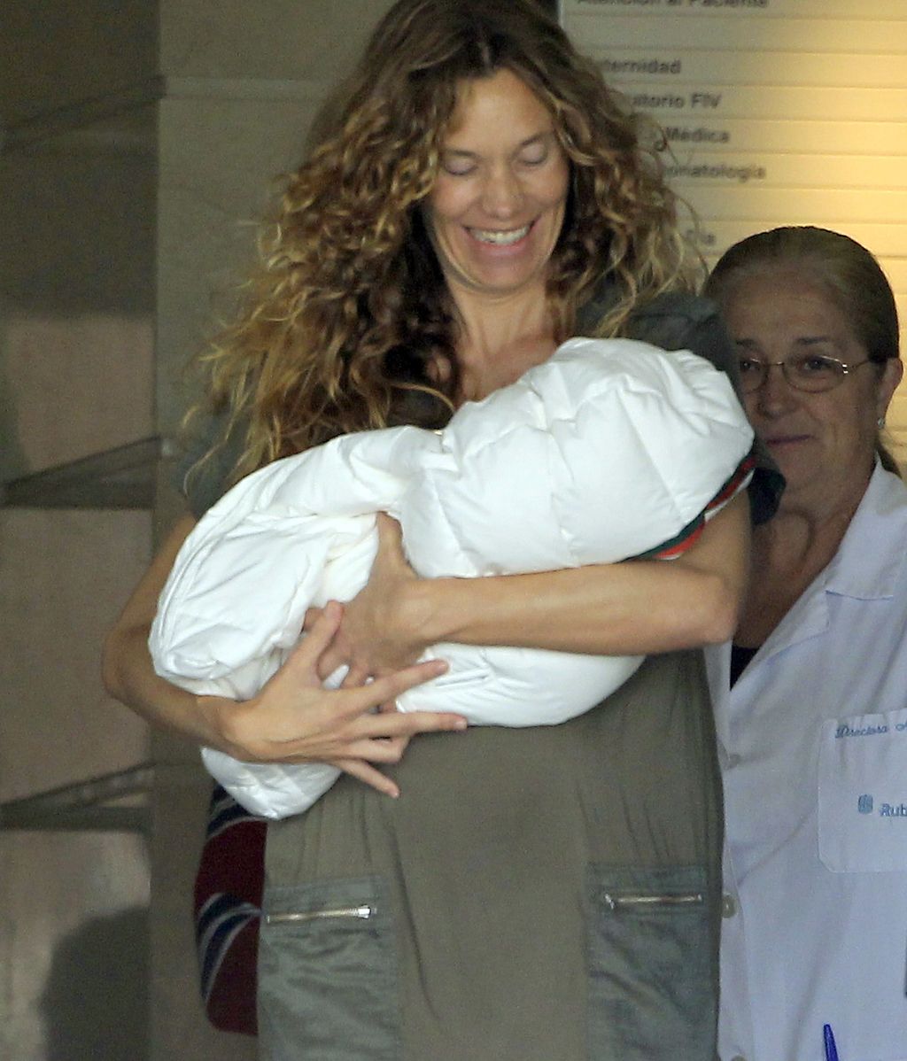 Blanca Cuesta y Borja Thyssen abandonan el hospital con su hijo Enzo