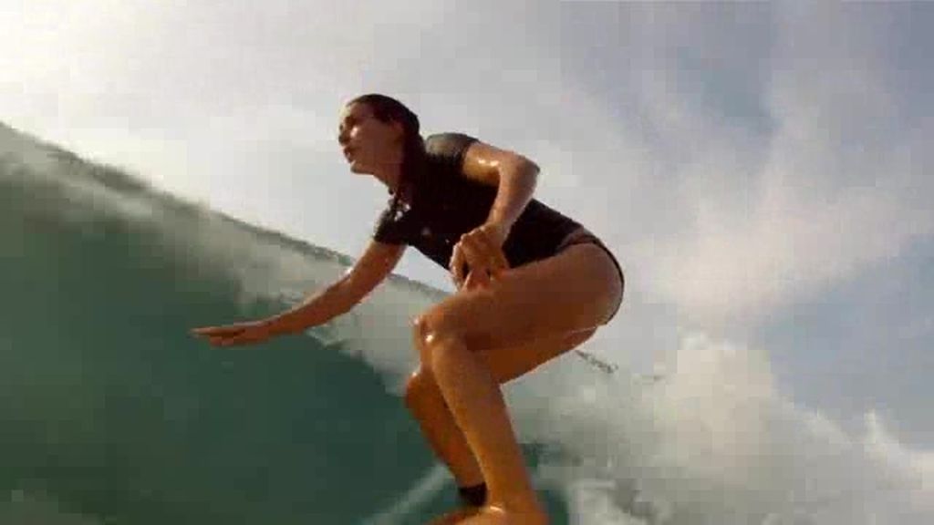Adela Úcar surfeando las olas