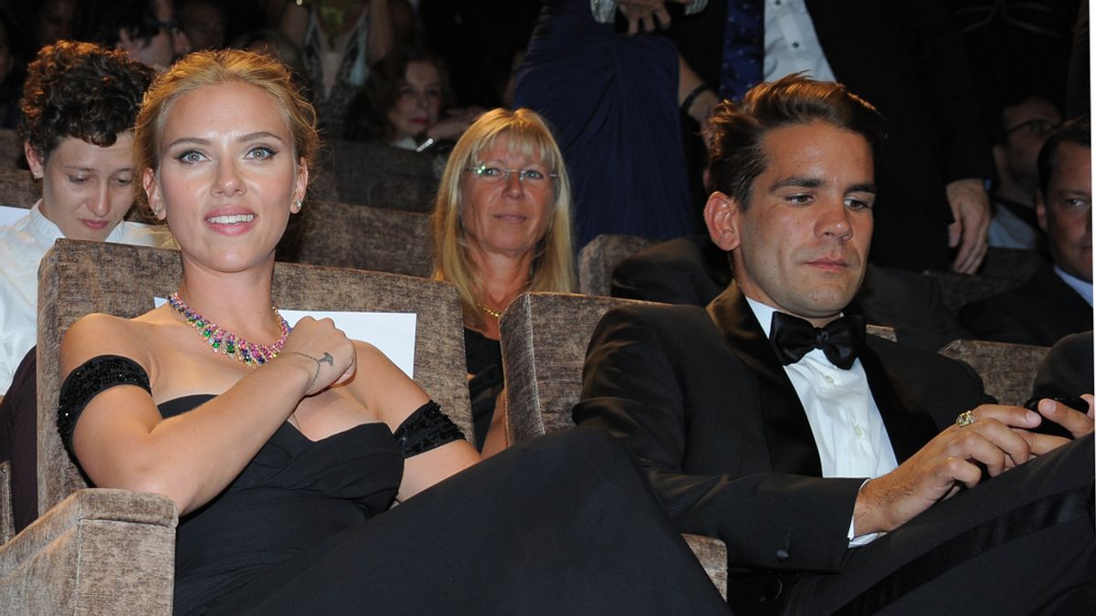 Scarlett Johansson se casa con el periodista Romain Dauriac