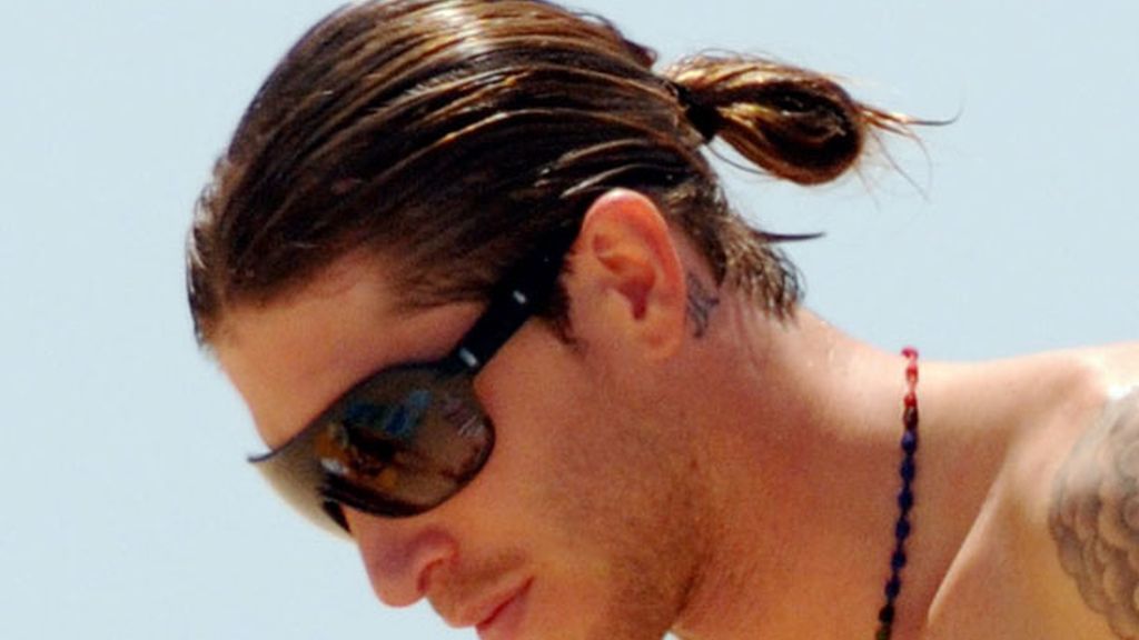 Una letra china detrás de la oreja