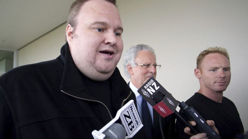 El fundador de Megaupload, Kim Schmitz o Kim Dotcom, atiende a los medios tras obtener la libertad condicional en Auckland