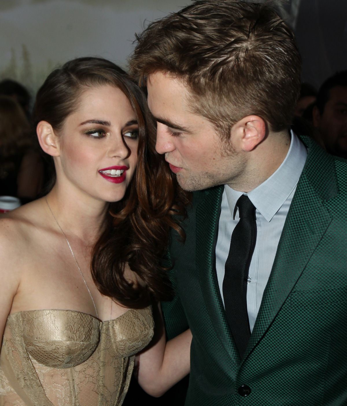 Robert Pattinson y Kristen Stewart muy unidos en el estreno de Crepúsculo